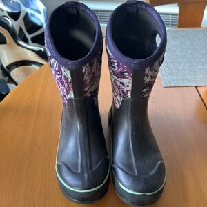 Youth Size 4 BOGS